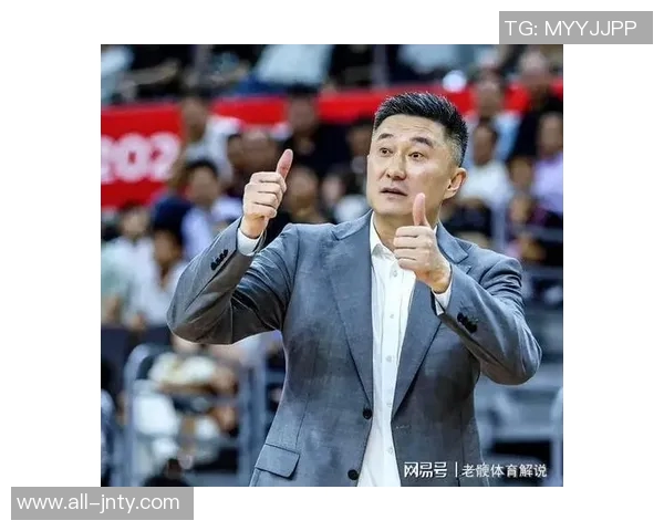 杨鸣与杜锋赛后微笑拥抱展现对输球的坦然态度 杨鸣与杜锋赛后微笑拥抱展现对输球的坦然态度