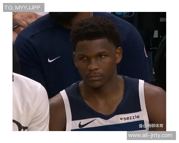 爱德华兹半场表现出色11投6中三分命中率高达40贡献15分3板3助