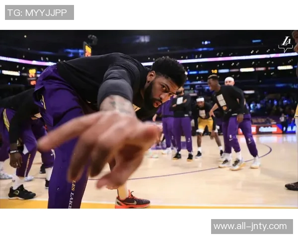 小波特女友现身赛场为独行侠加油引发热议与关注